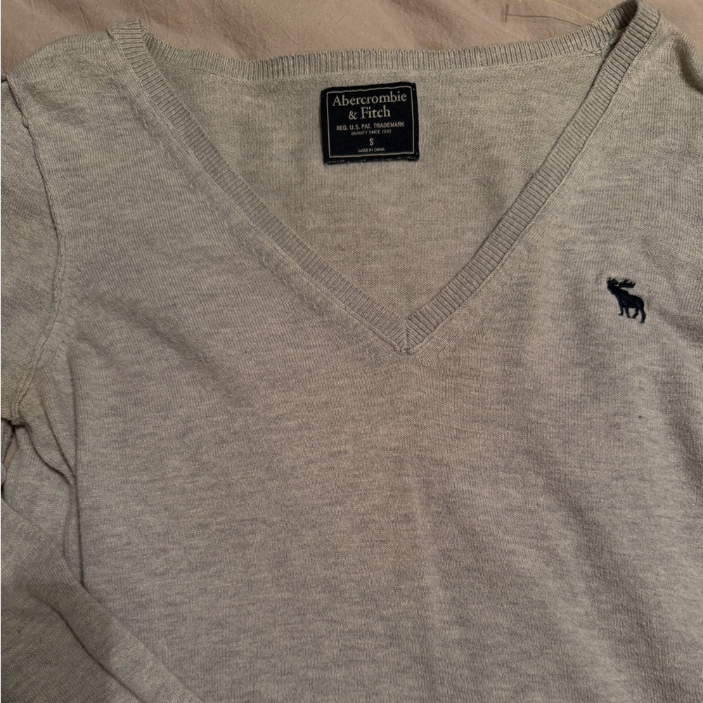 Abercrombie & Fitch woman’s Light Gray V-Neck Sweater